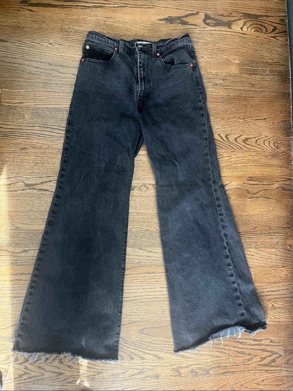 Wide-Leg Raw Hem Jeans in Black